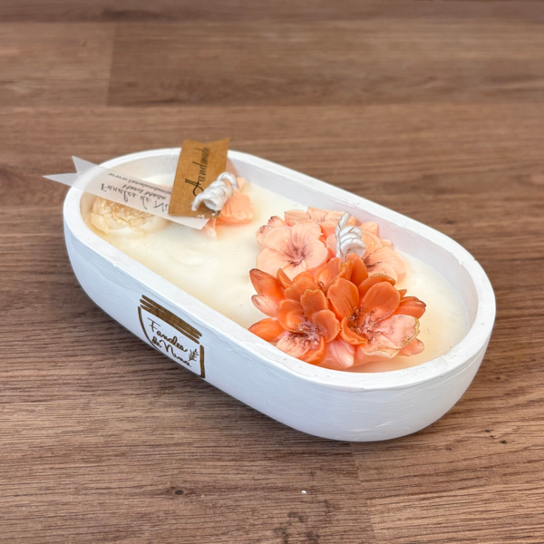 Travesía de Coral | Vela Aromática Floral de Cera de Girasol con Flores de Cera en Base de Escayola
