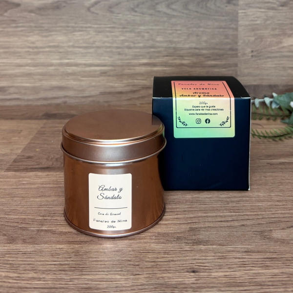 Vela aromática en lata – Ámbar & Sándalo