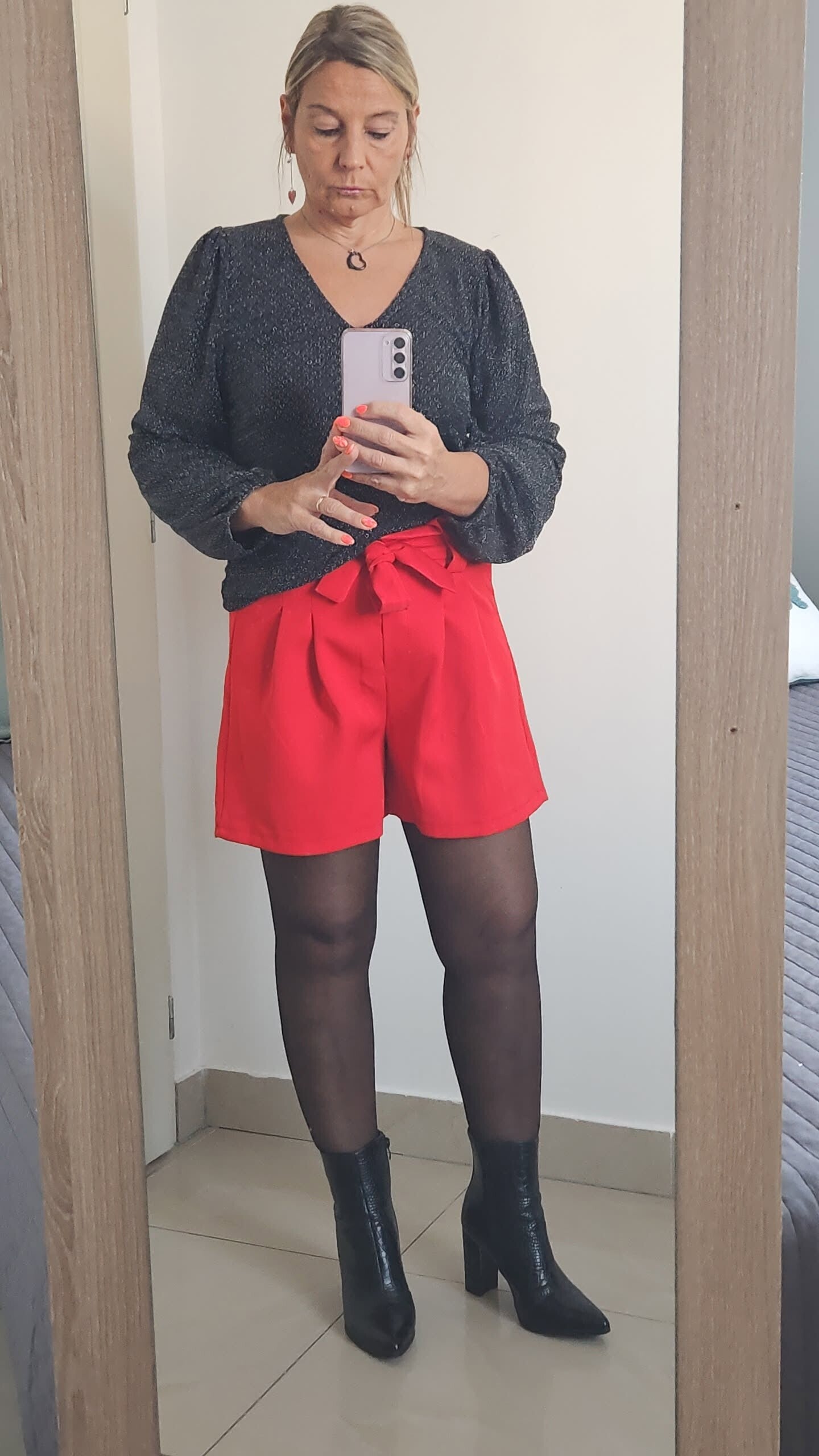 SHORT  LEONIE