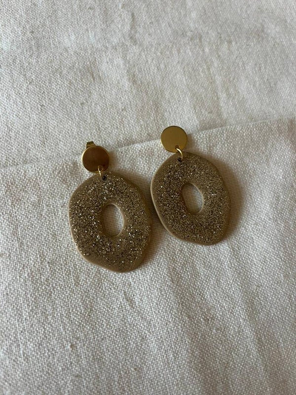 Oorbellen organisch - taupe / goud / glitter