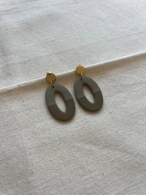 Oorbellen ovaal - sage / kiezelgroen / goud