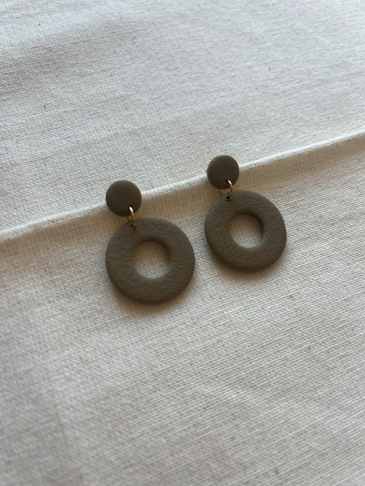 Oorbellen donut - sage / goud