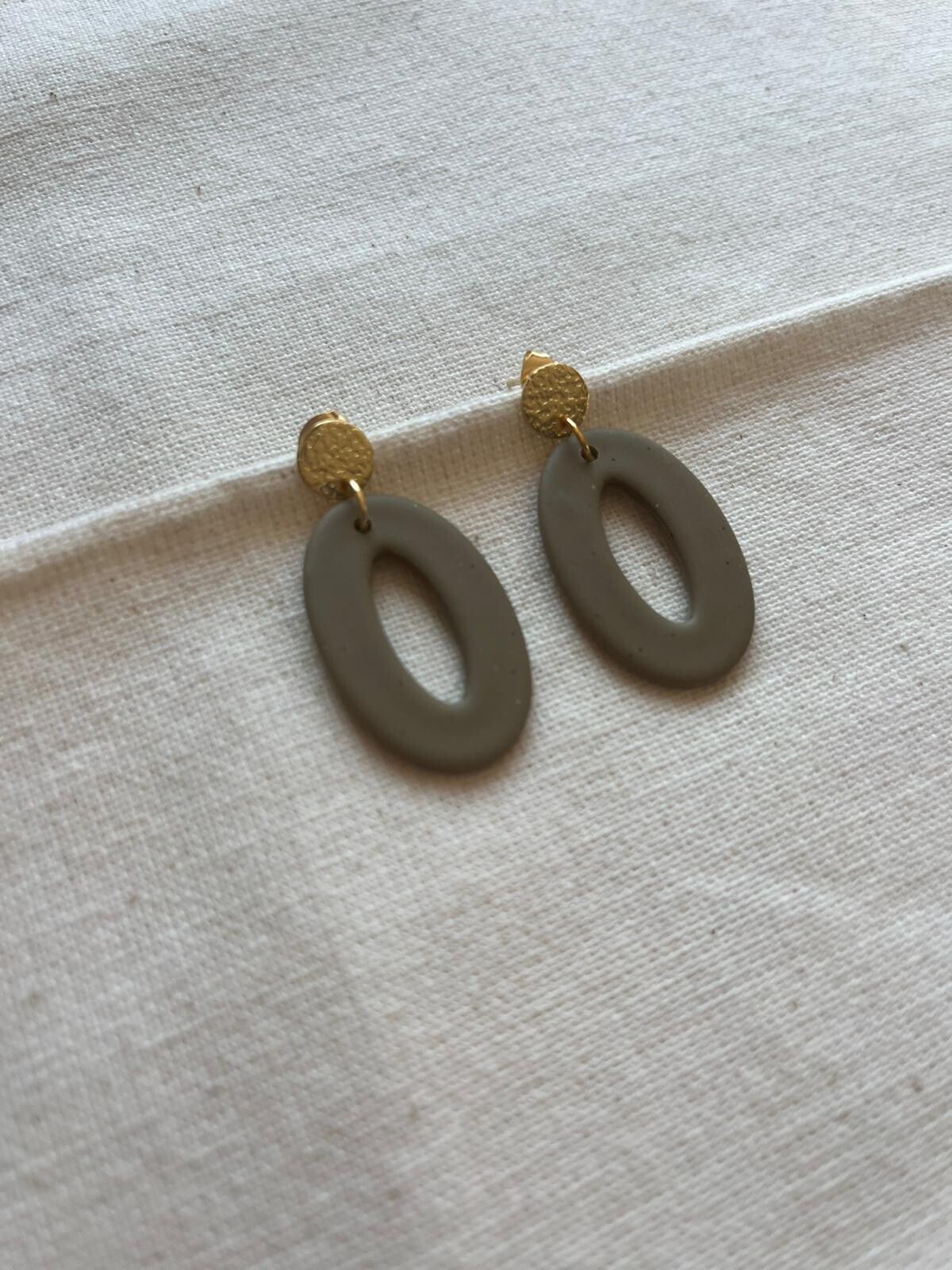 Oorbellen ovaal - sage / goud