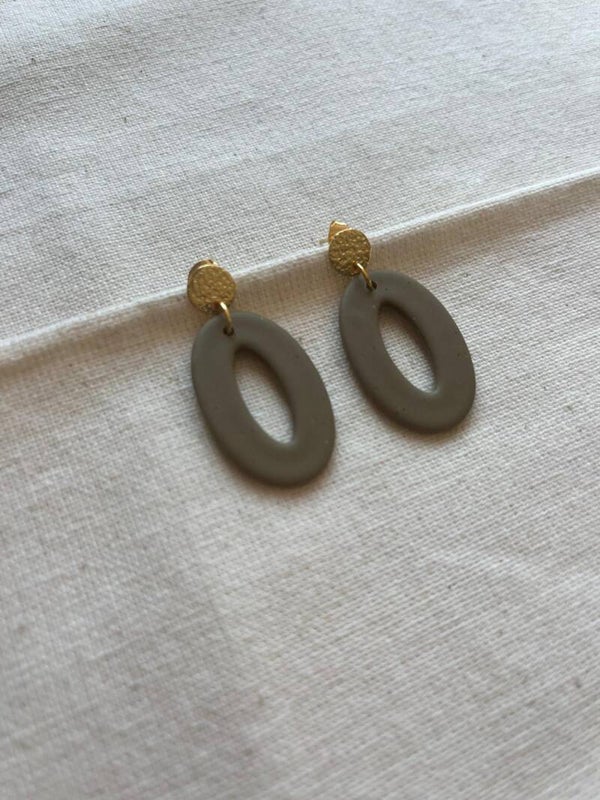 Oorbellen ovaal - sage / goud