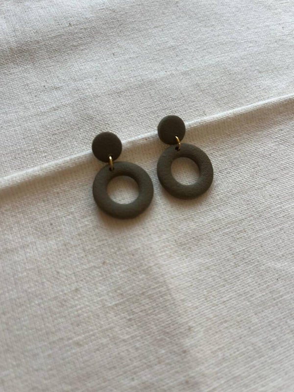 Oorbellen donut - khaki / goud