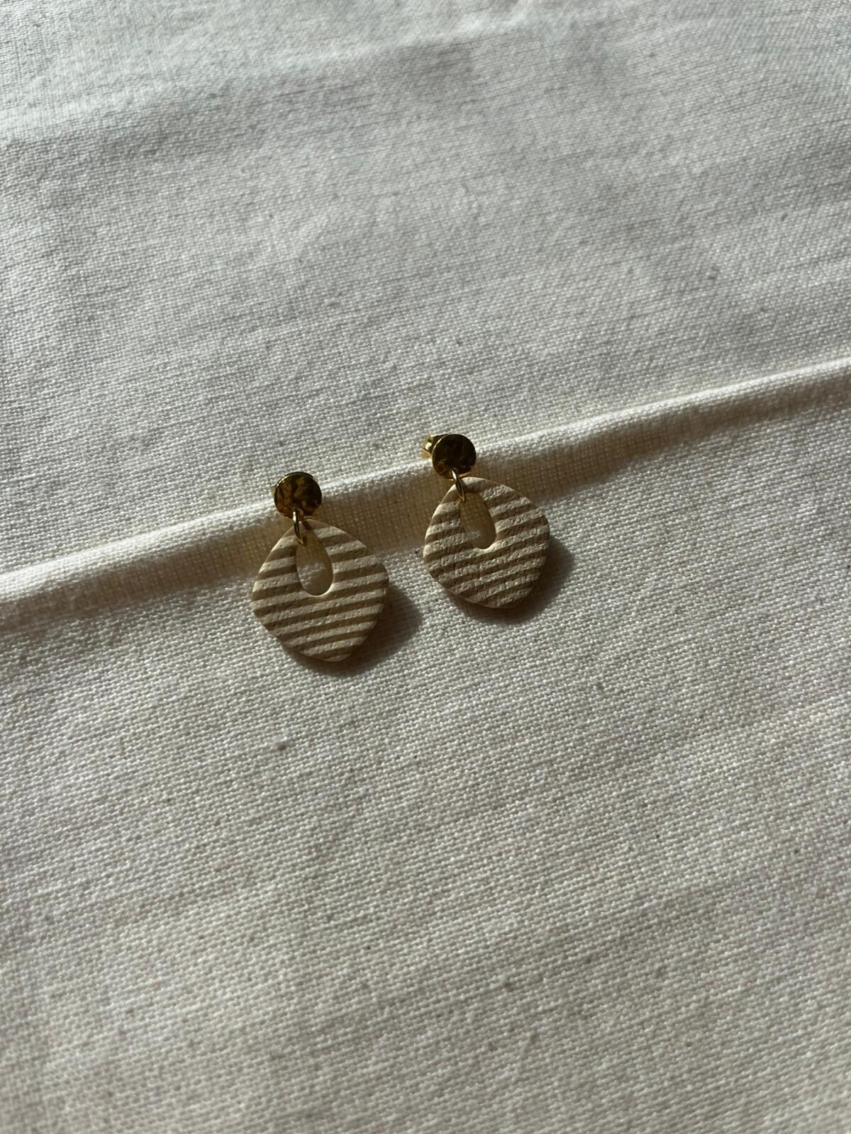 Oorbellen - beige / taupe strepen