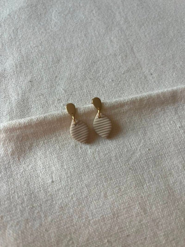 Oorbellen druppel streep - zand / goud