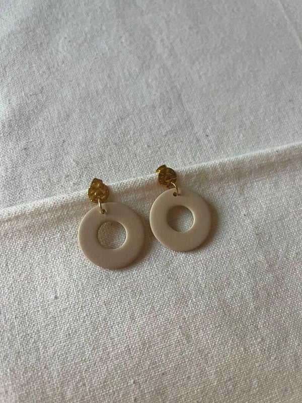 Oorbellen donut - zand / goud