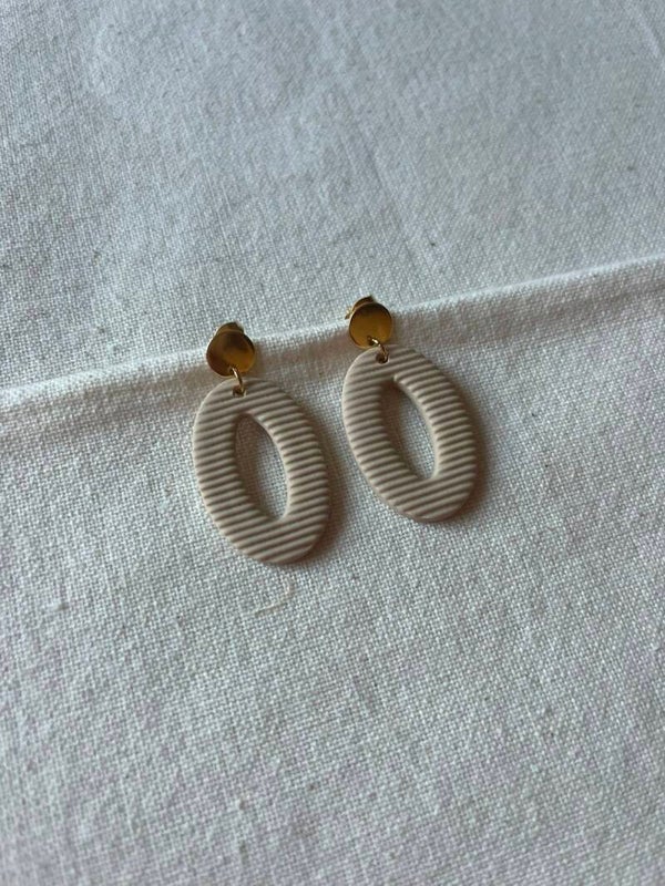 Oorbellen ovaal streep - zand / goud