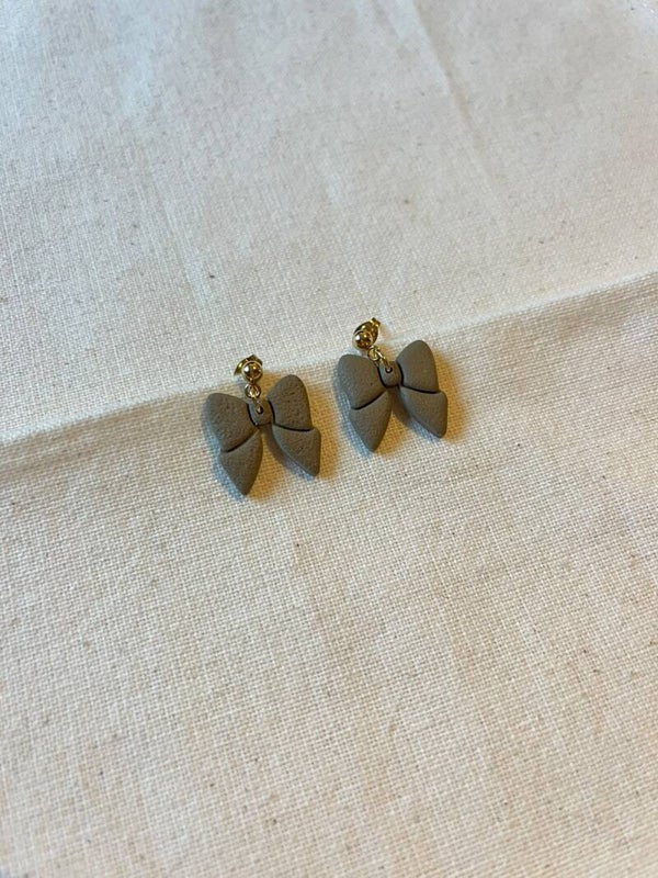 Oorbellen strik - eucalyptus  / goud