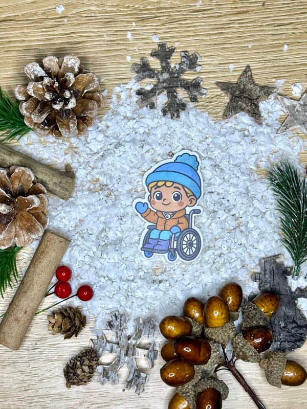 Kind im Rolli mit Tracheostoma I Winter