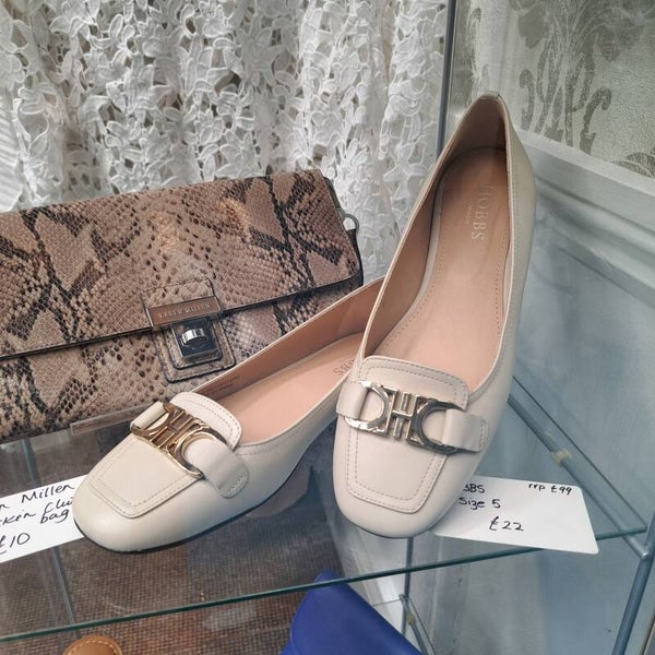 Hobbs cream leather flat court shoes Size 5