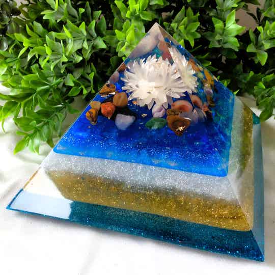 Orgonite piramide 14 cm 'Diverse edelstenen met bloem'