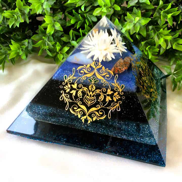 Orgonite piramide XL 'Meditatie'
