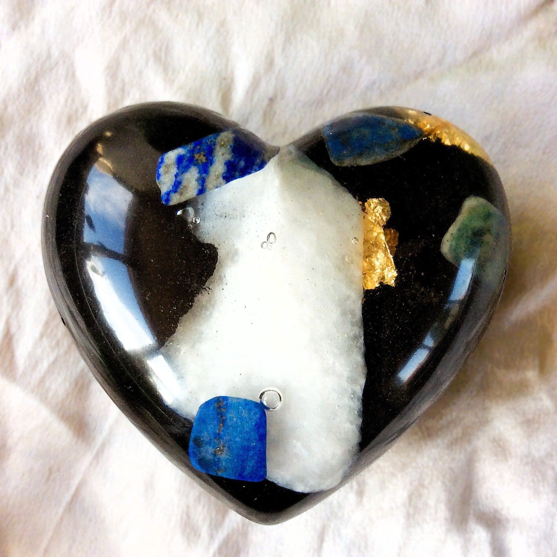 Orgonite hart groot 'Lapis en bergkristal'