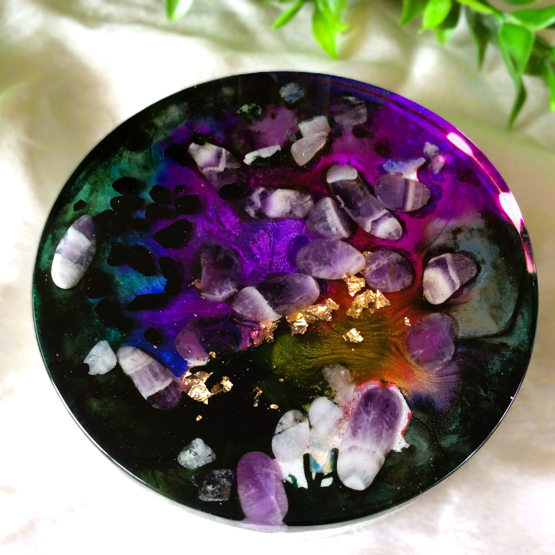 Orgonite oplaadschijf large 'Amethist, toermalijn, bergkristal en maansteen'