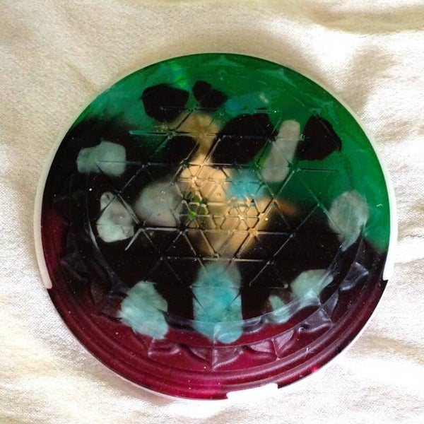 Orgonite oplaadschijfje klein 'Sri Yantra amazoniet en toermalijn'