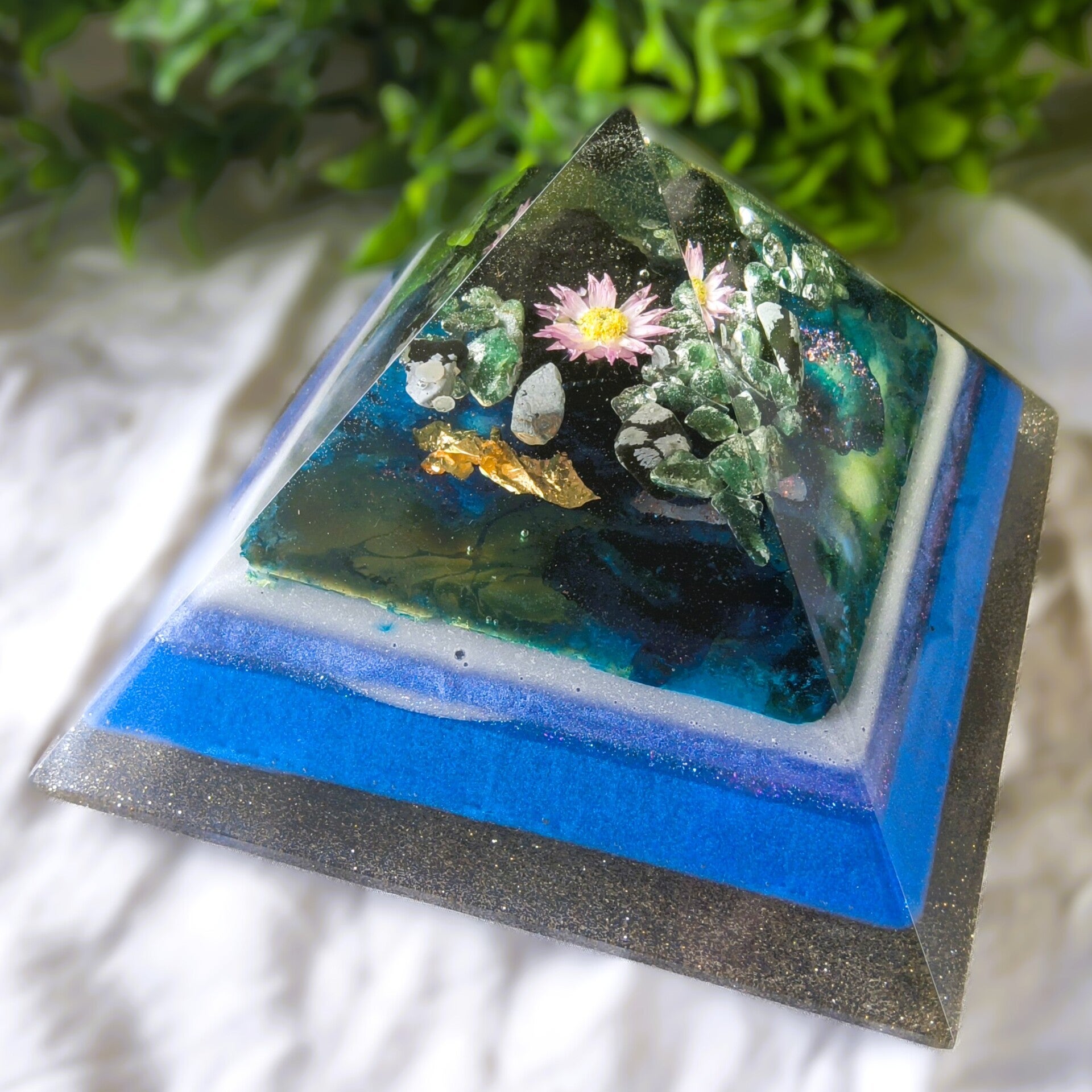 Orgonite piramide groot 'Drie edelstenen'