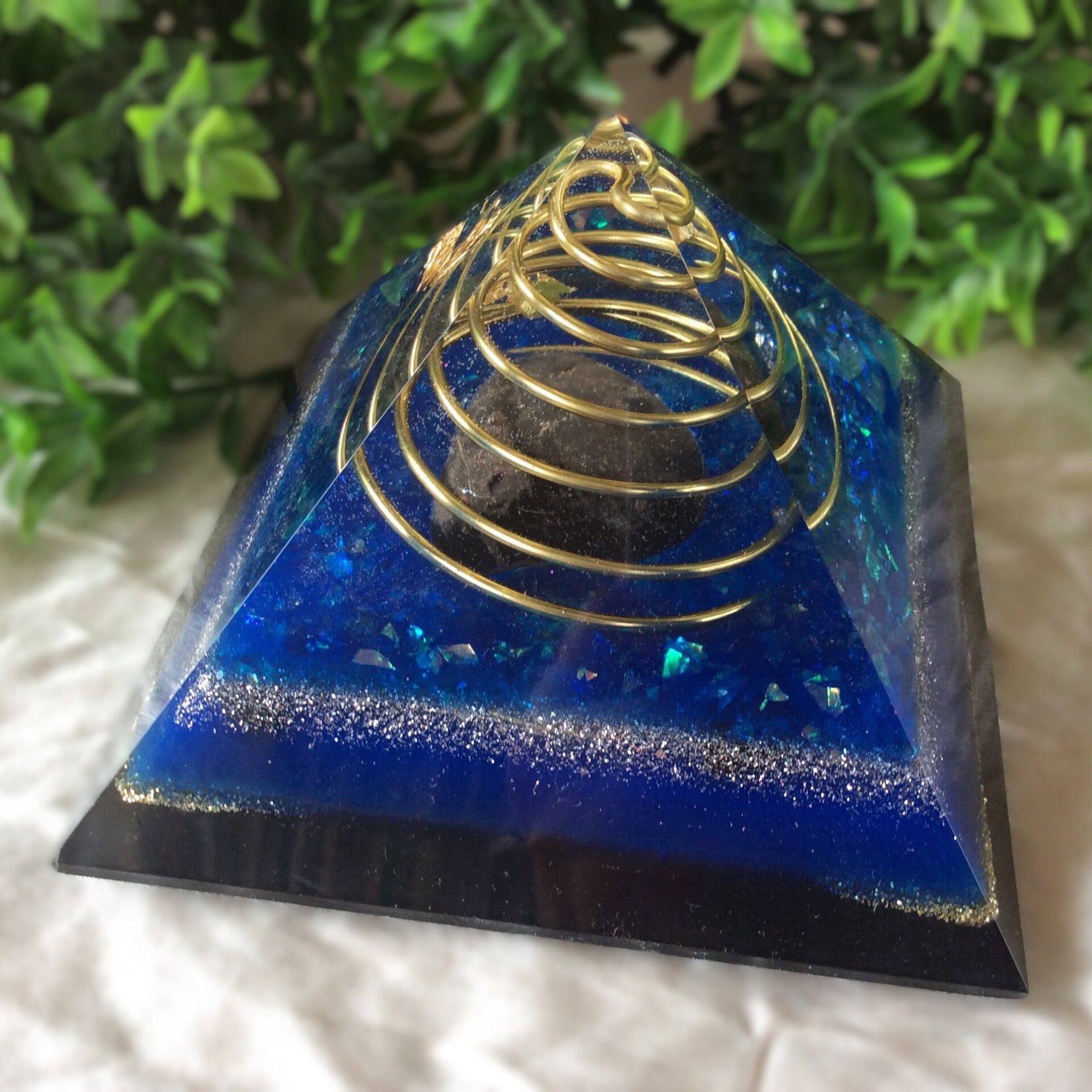 Orgonite piramide groot 'Obsidiaan'