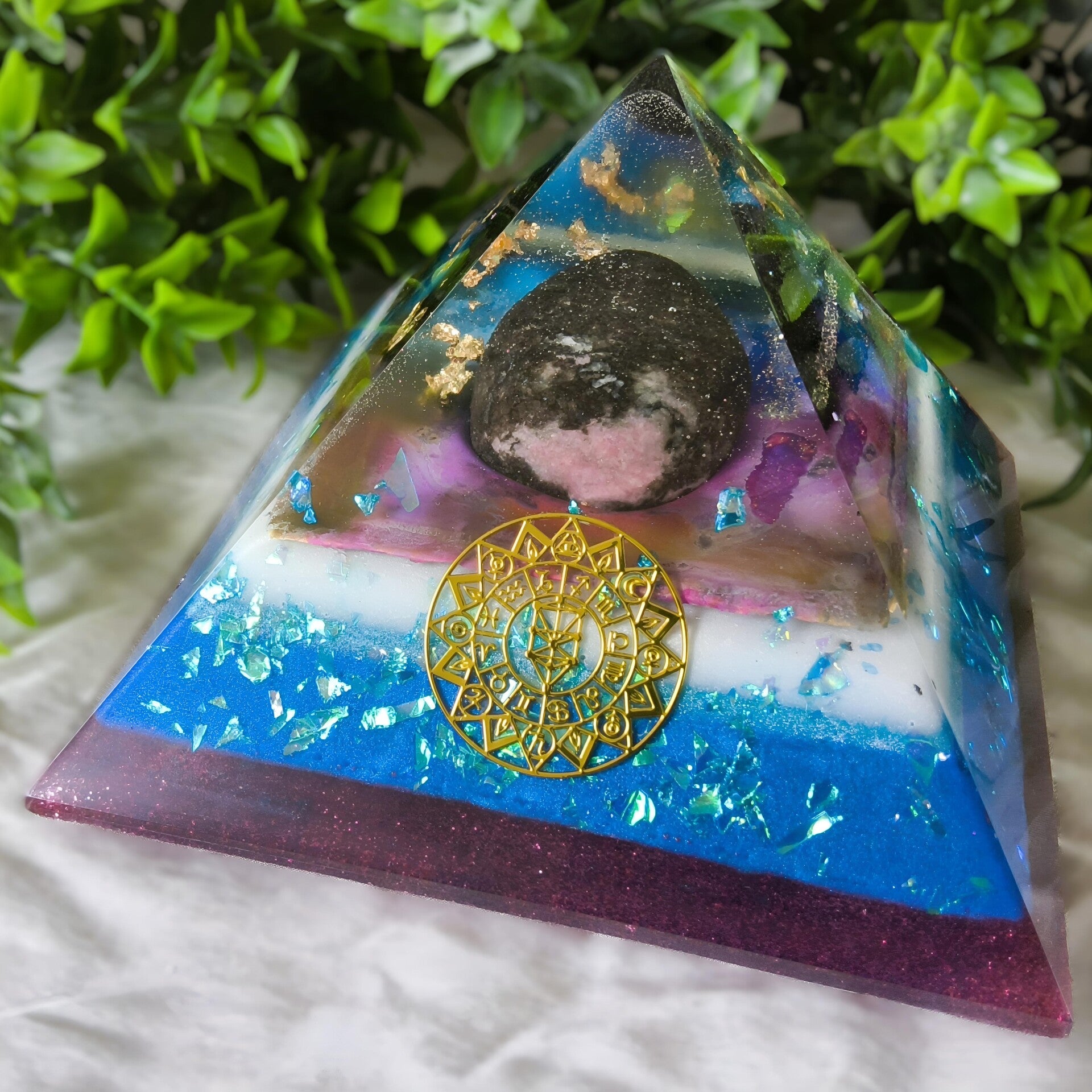 Orgonite piramide groot 'Rhodoniet'