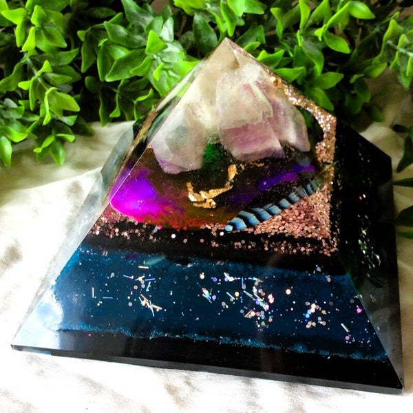 Orgonite piramide groot 'Zelfvertrouwen en inzicht'