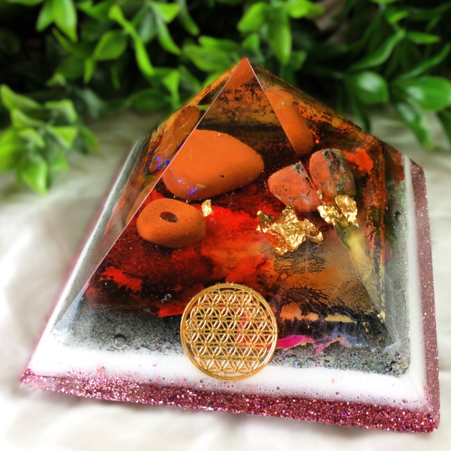 Orgonite piramide klein 'Chakra 1'