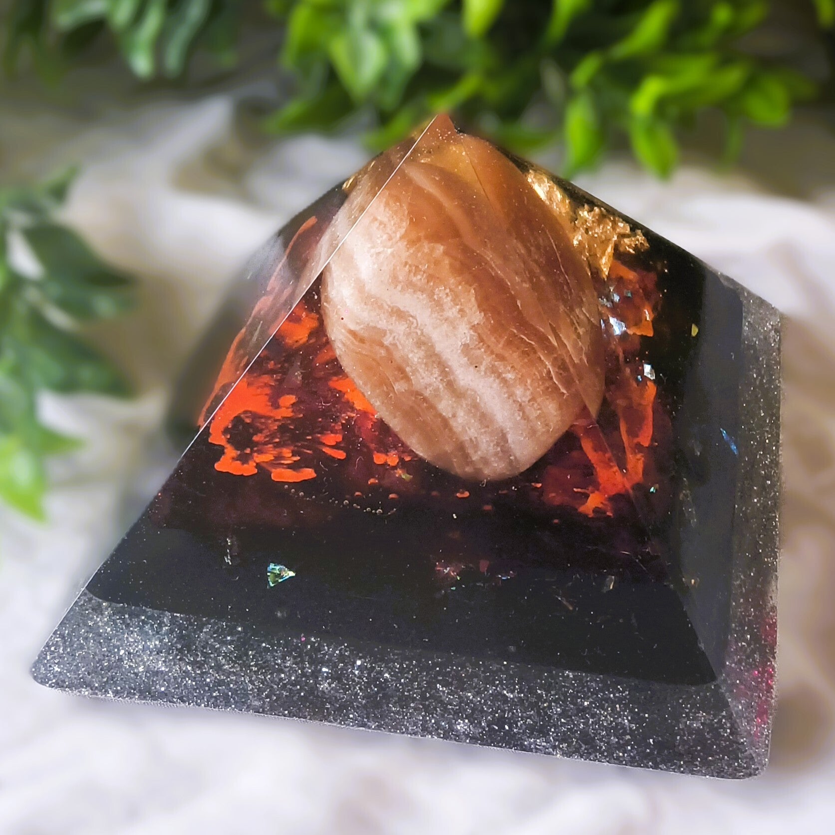 Orgonite piramide klein 'Chakra 2'
