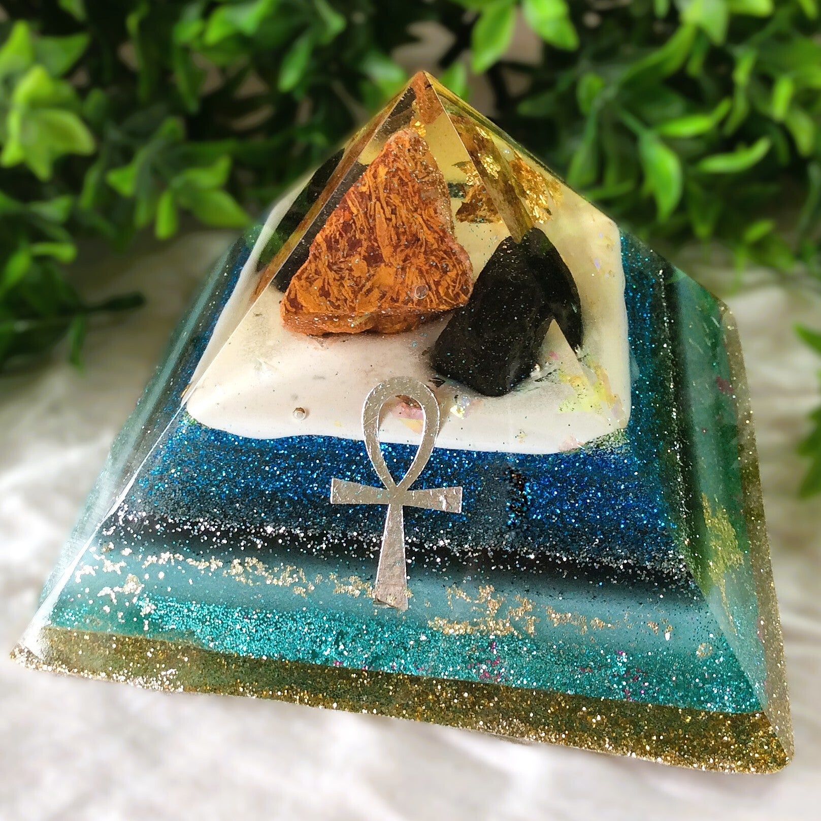 Orgonite piramide medium 'Ankh'