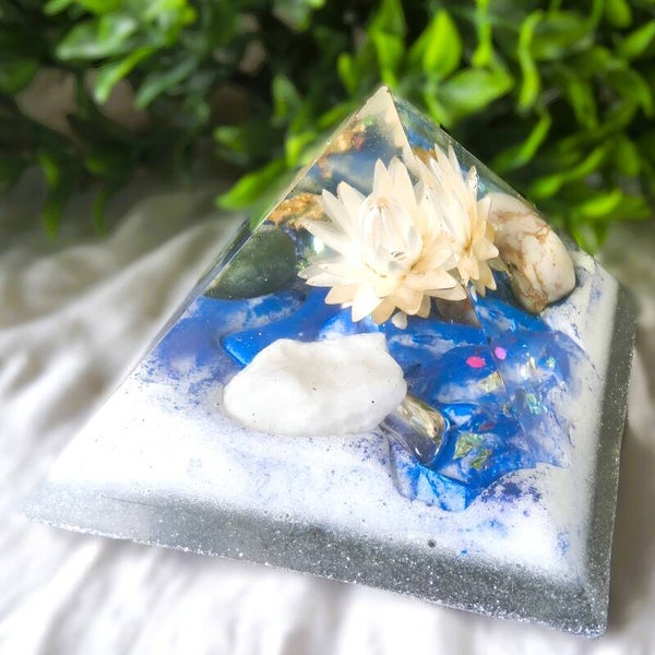 Orgonite piramide medium 'Cappucinojaspis, aventurijn en bergkristal'