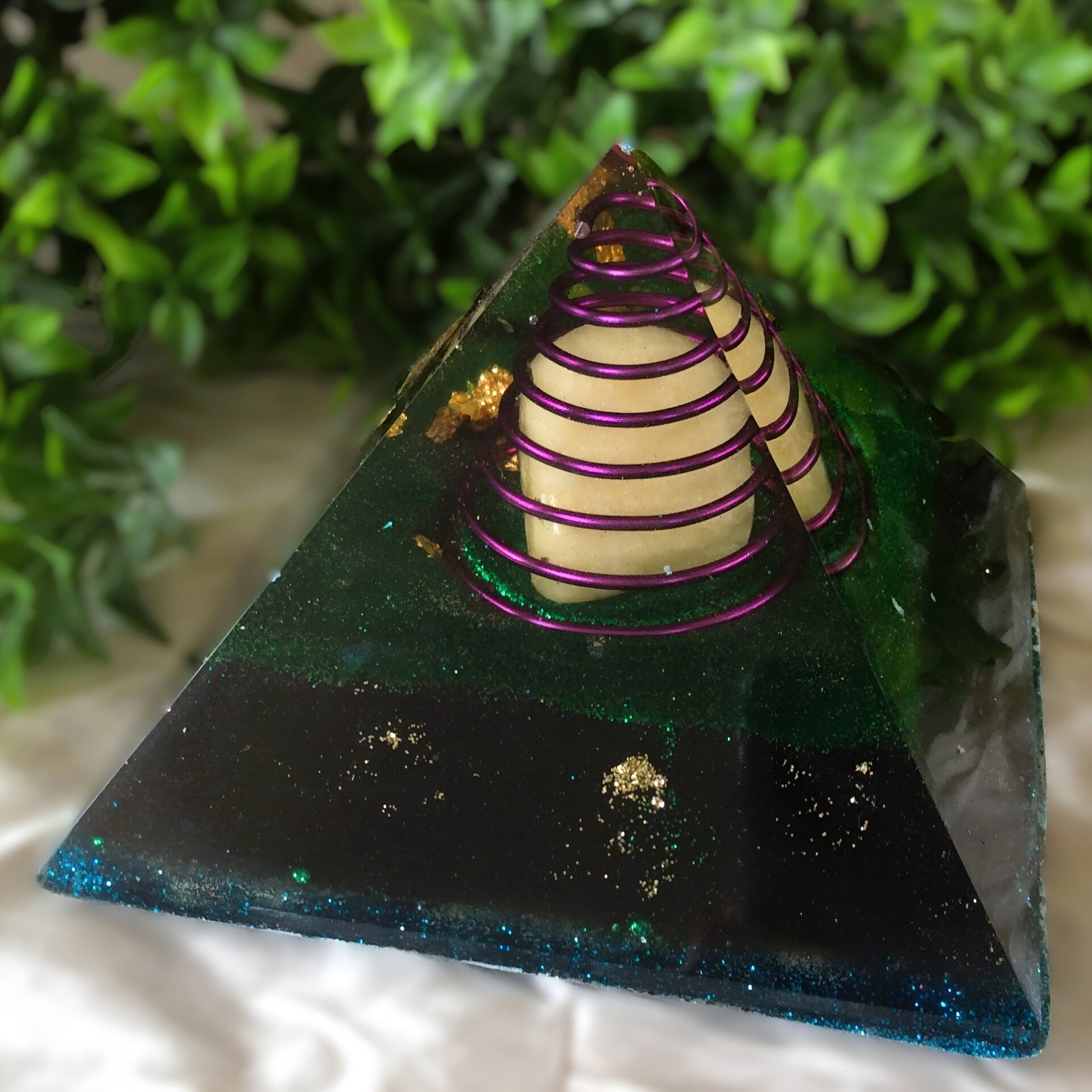 Orgonite piramide groot 'Gele calciet vortex'