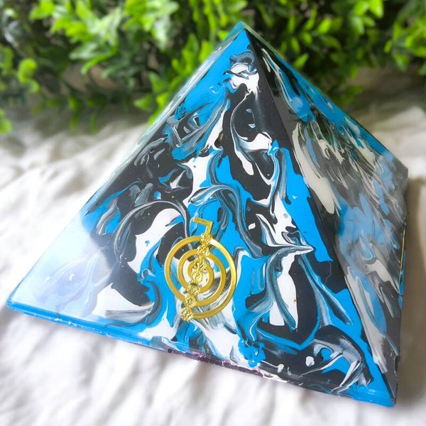 Orgonite piramide XL 'Chakra herstel & energieharmonie'
