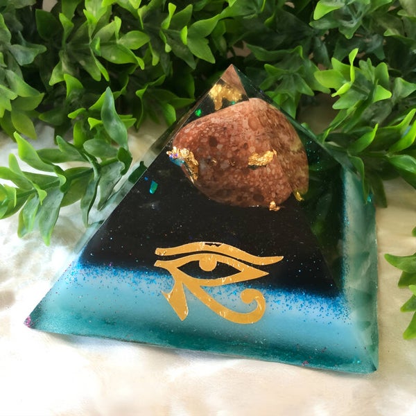 Orgonite piramide klein 'Oog van Horus'