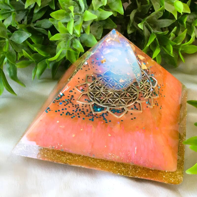 orgonite piramide met flower of life symbool