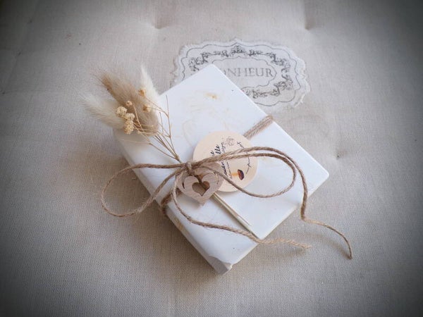 Une bougie dans un livre