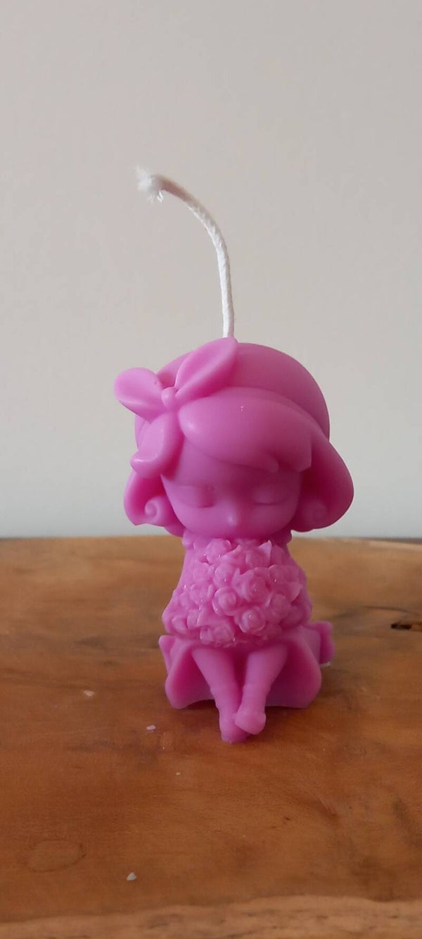 Fille au bouquet Fraise des Bois