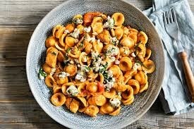 pasta met gegrilde kip, tomatensaus met wortel en courgette, Parmezaanse kaas
