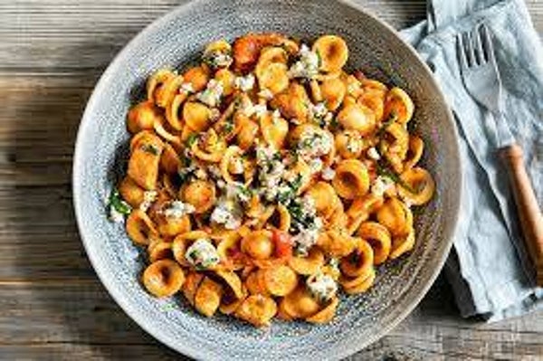 pasta met gegrilde kip, tomatensaus met wortel en courgette, Parmezaanse kaas