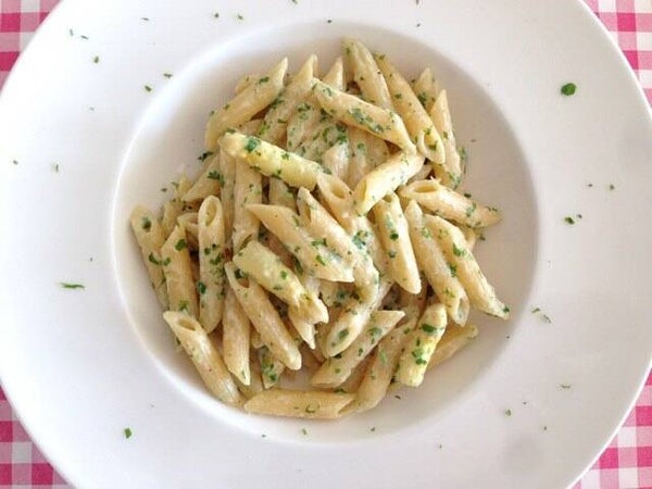penne met asperges (gekookt ei, roomsausje, hesp en Parmezaanse kaas)