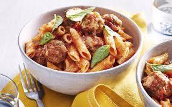 penne met tomaat mascarponesaus en kipgehaktballetjes