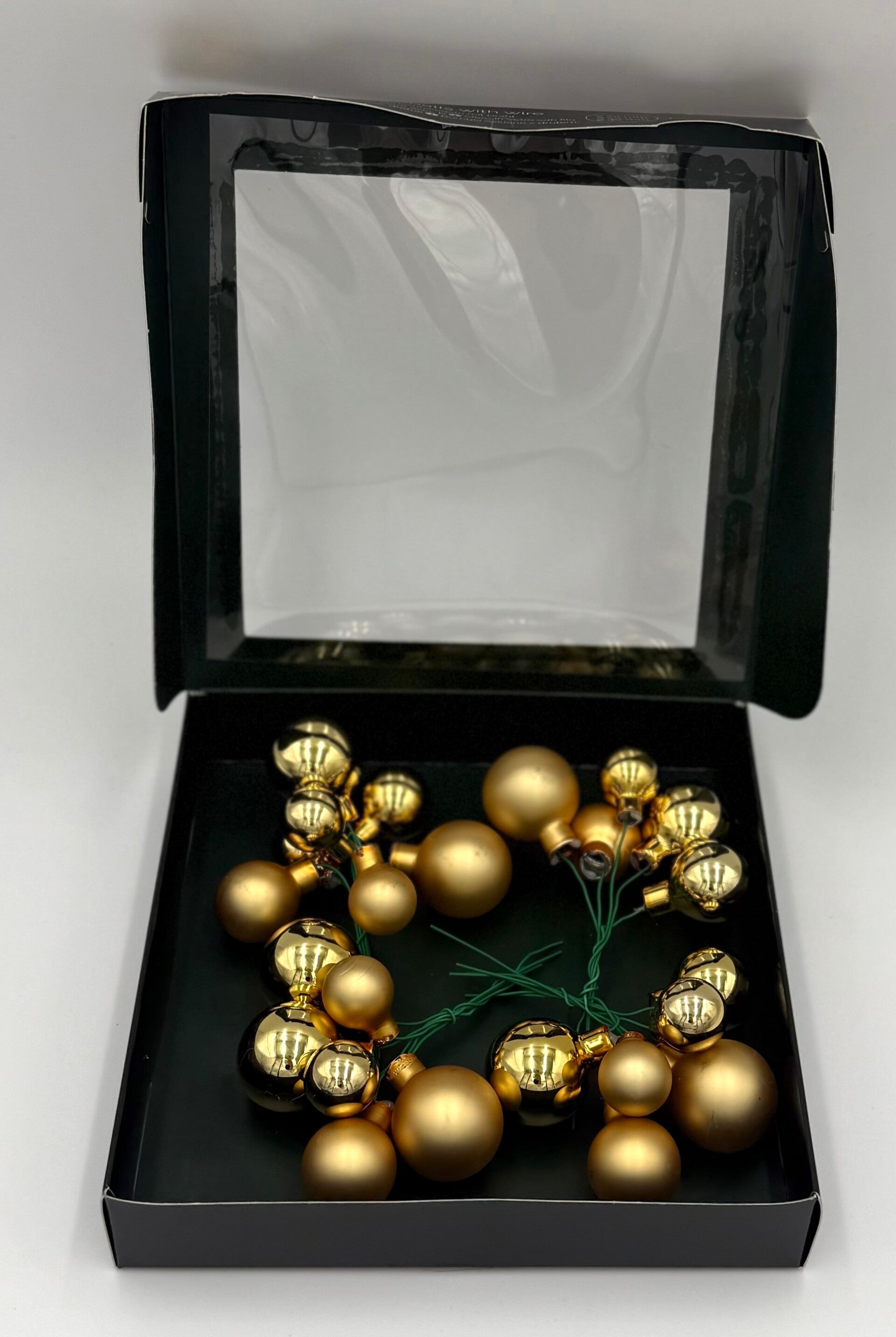 Weihnachtskugeln mit Draht