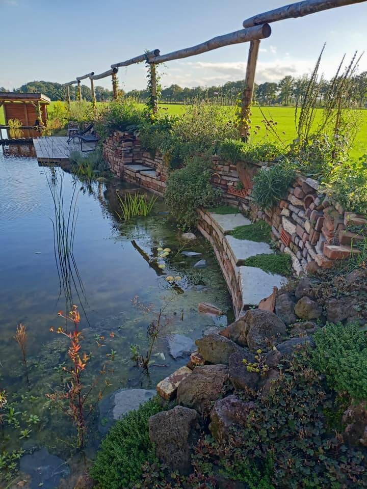 natuurvijver en hergebruikte stenen