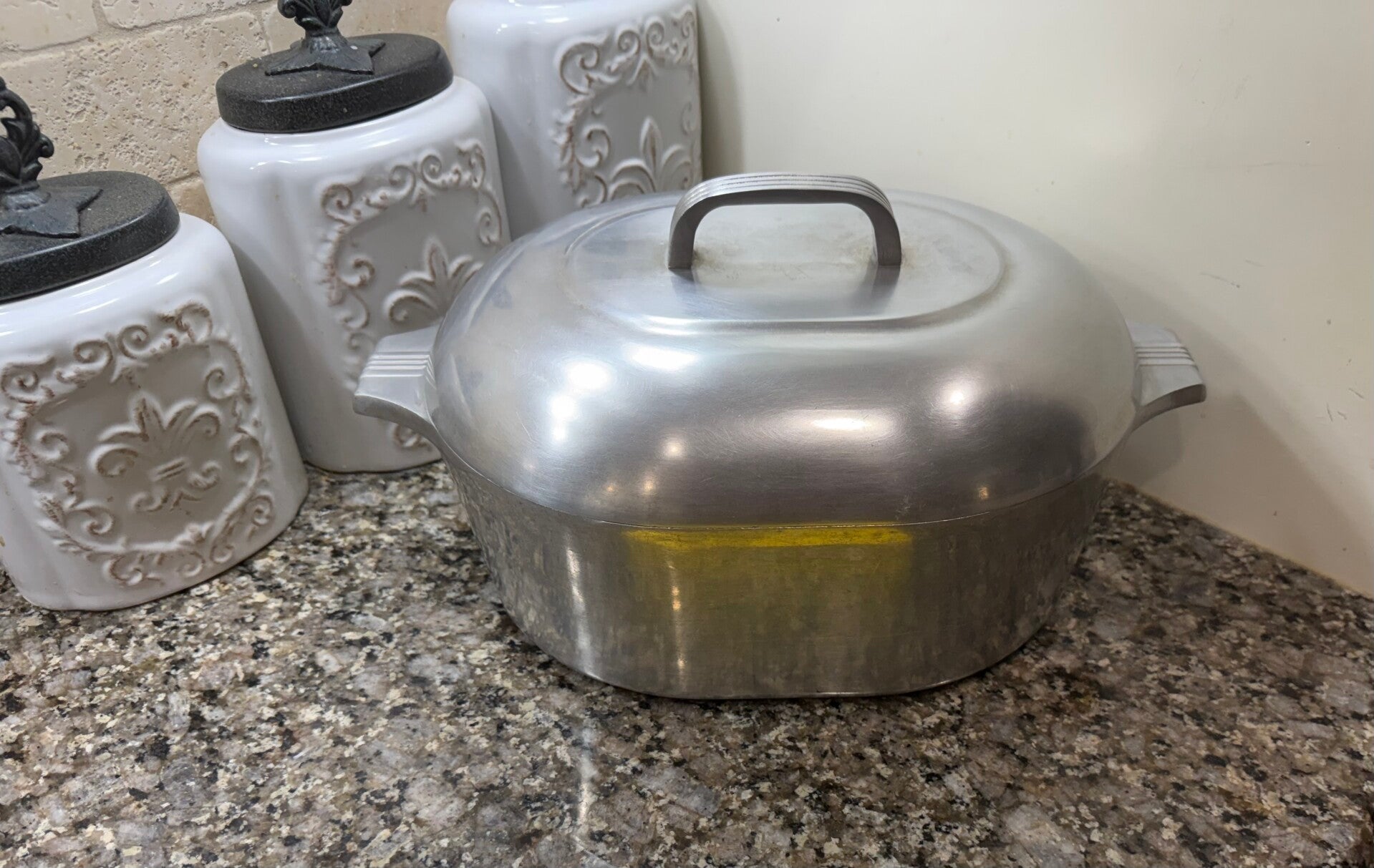 Wagner Ware MAGNALITE #4265 - 8 QT Oval Roaster with Lid and Trivet