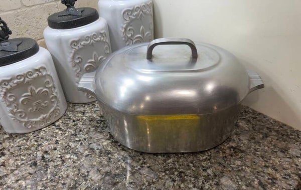 Wagner Ware MAGNALITE #4265 - 8 QT Oval Roaster with Lid and Trivet