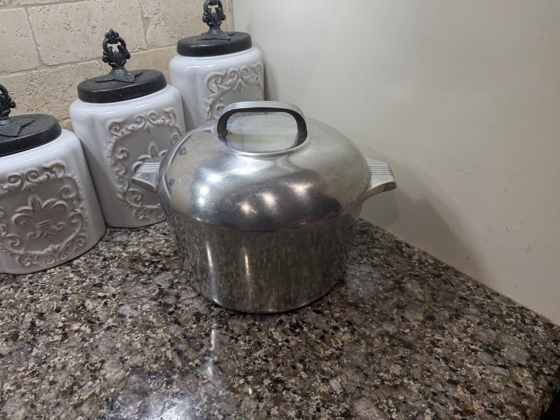 🚨🚨Rare, “Near New” condition, Wagner Ware #4249 6qt stock pot with rare metal-handle lid and trivet.🚨🚨