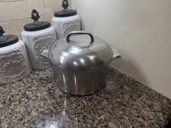 🚨🚨Rare, “Near New” condition, Wagner Ware #4249 6qt stock pot with rare metal-handle lid and trivet.🚨🚨