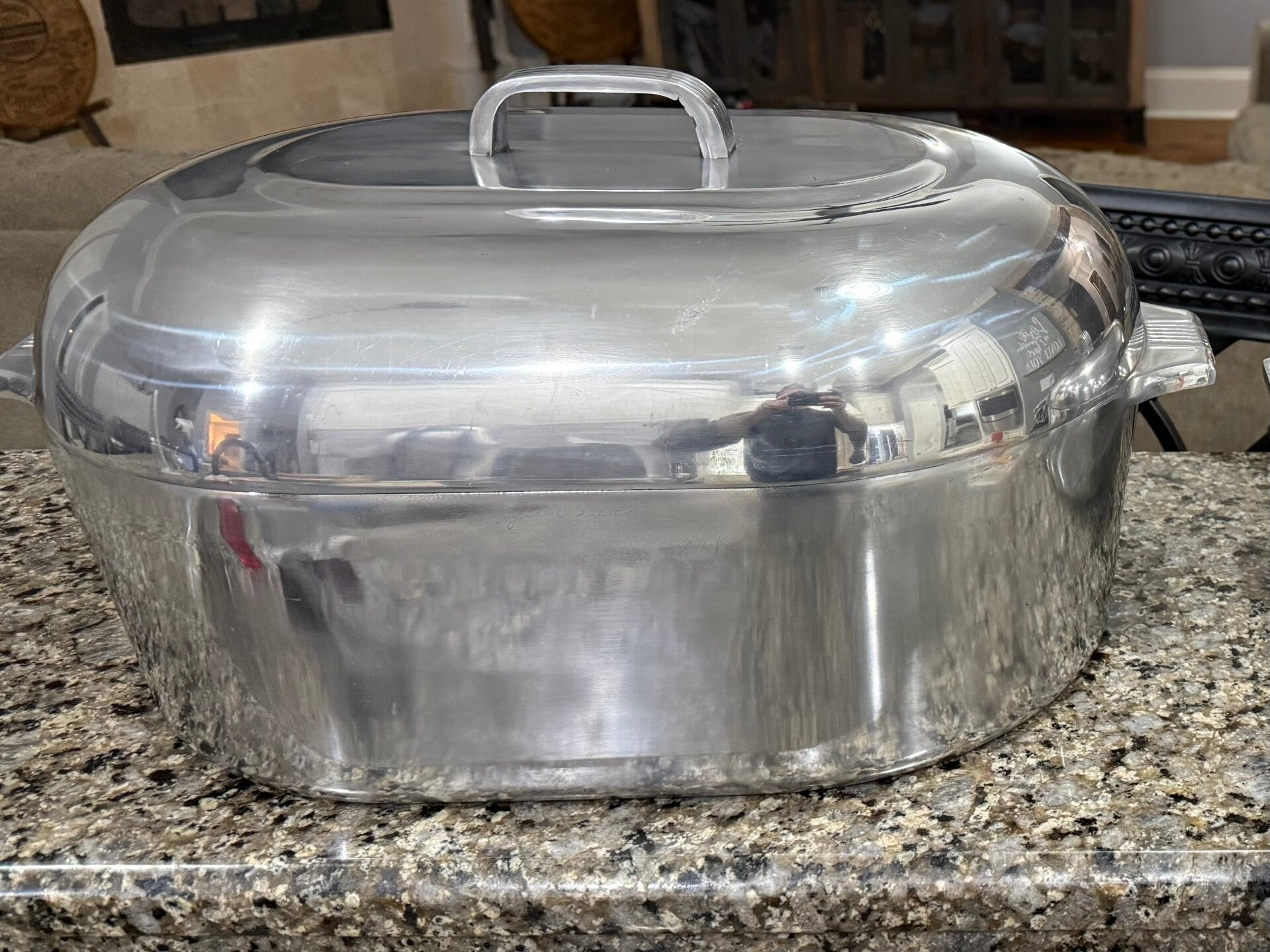 “Near New” Wagner Ware 4267 13qt Roaster with trivet.
