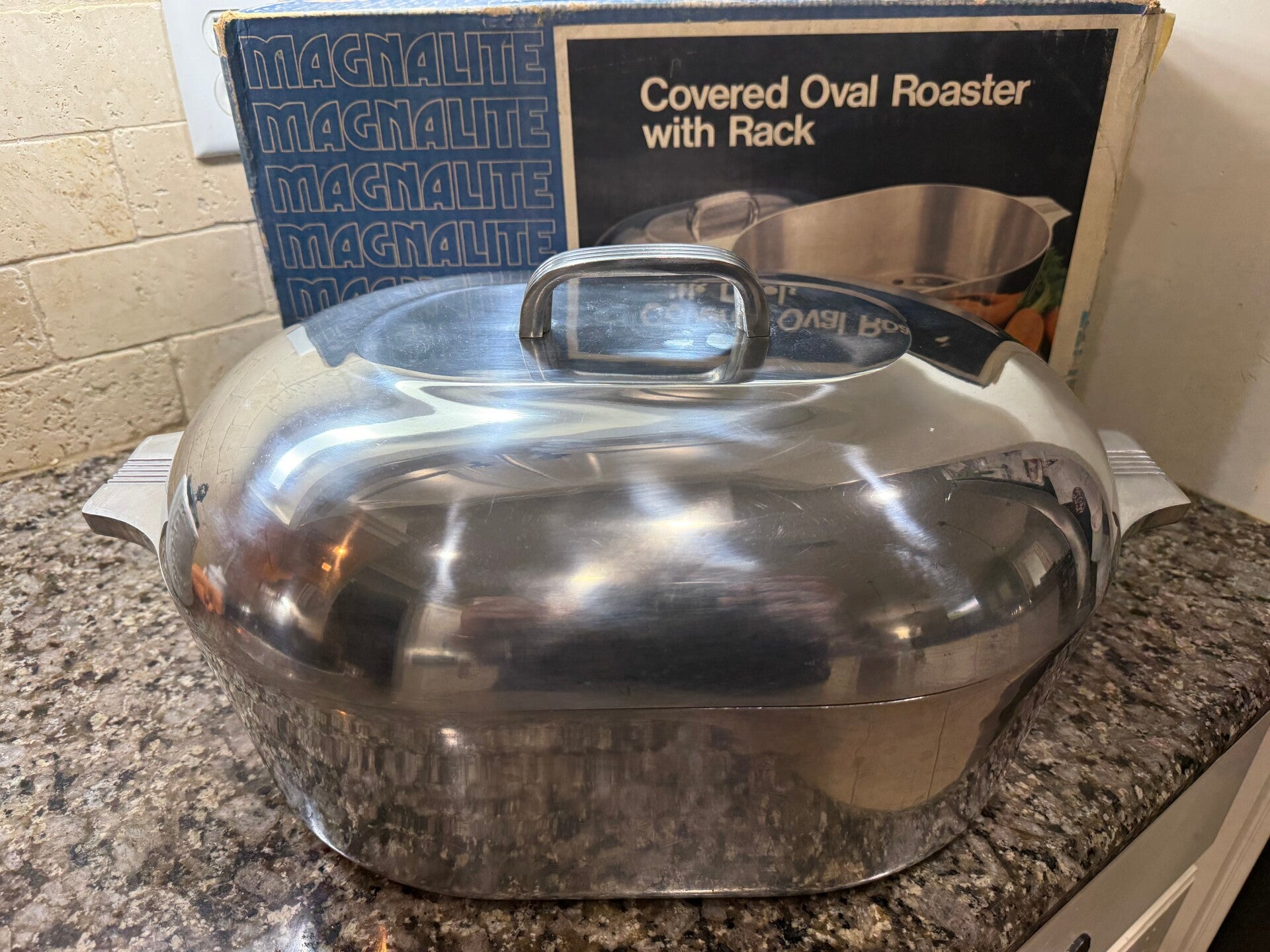 Mint condition GHC 4267, 13qt Roaster with trivet