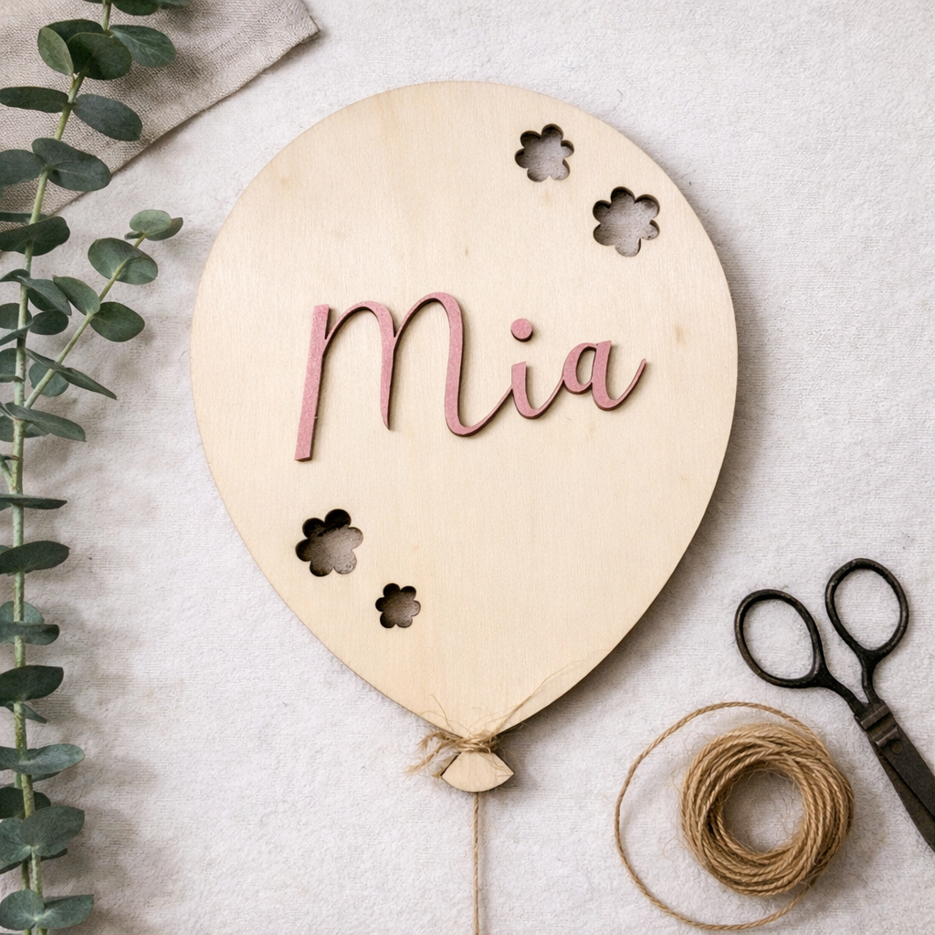Personalisierter Holzballon mit Name – liebevolle Deko fürs Kinderzimmer