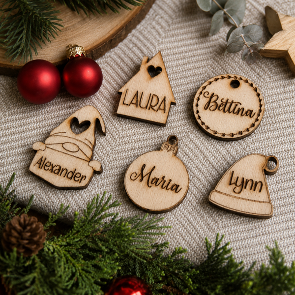 Personalisierte Namensanhänger aus Holz – Geschenk- & Weihnachtsanhänger