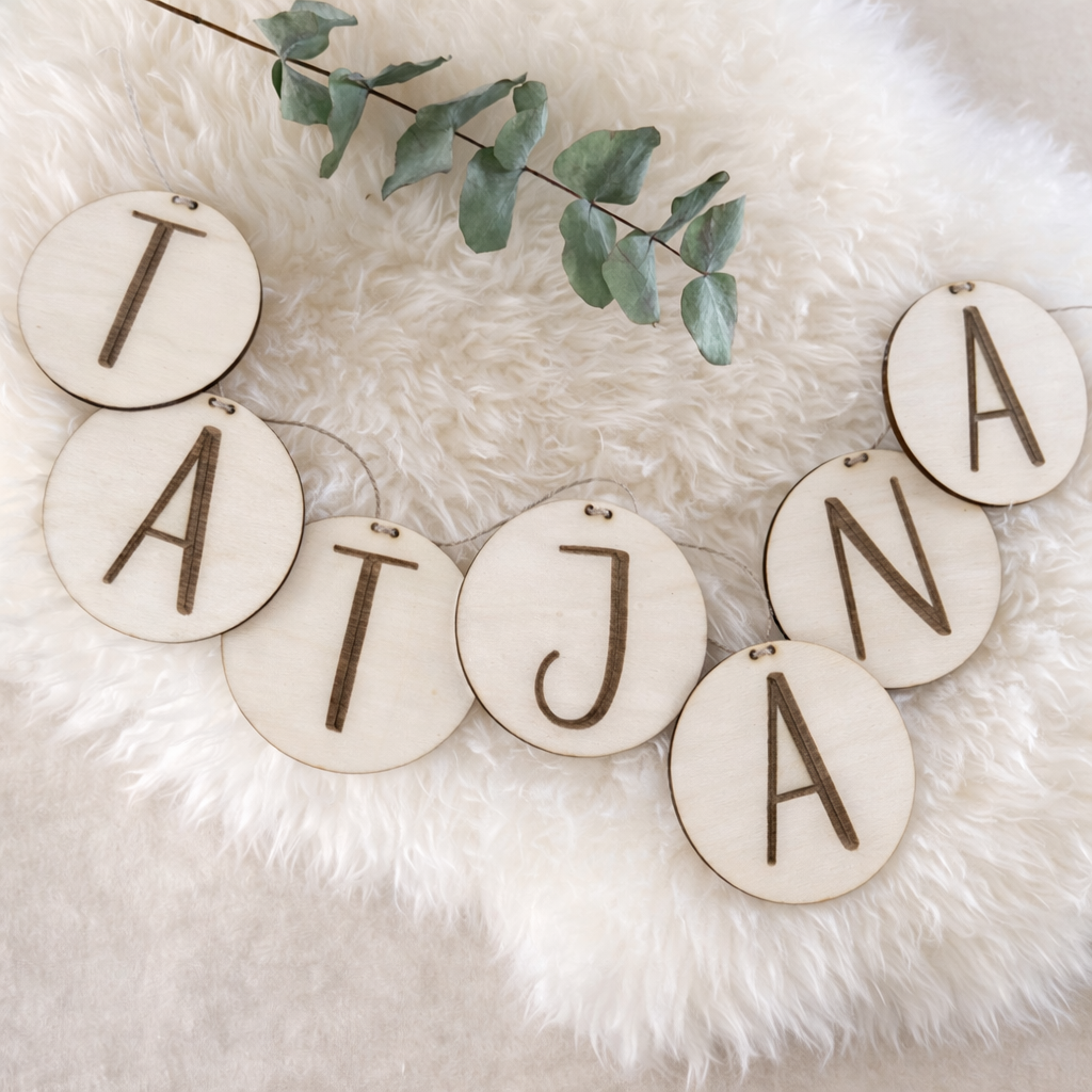 Personalisierte Wimpelkette aus Holz